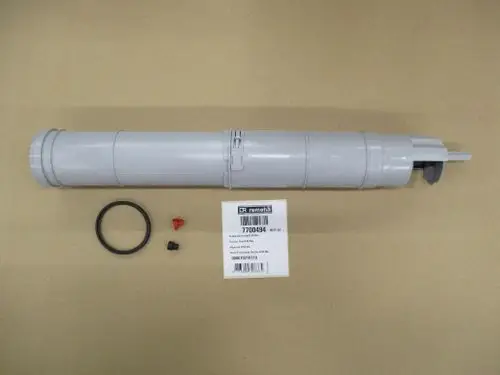 Graues Abgasrohr mit Zubehörteilen wie O-Ring und zwei kleinen Einsätzen, neben einer Produktetikette der Marke Remeha, auf einer neutralen Unterlage platziert.
